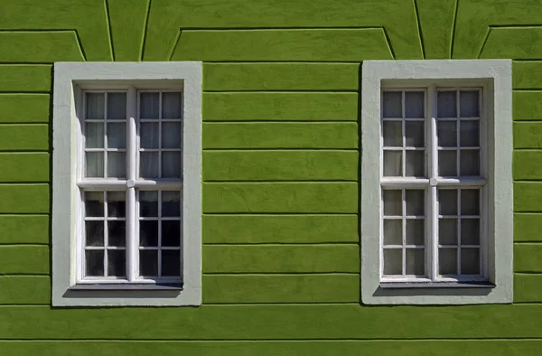 Deel van de gevel van de oude gebouw met groene muur — Stockfoto