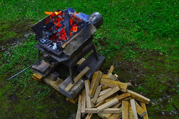 Vorbereitung eines kleinen Ofens — Stockfoto