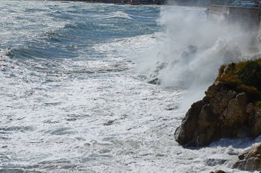 Bir fırtına sırasında dalgalar deniz