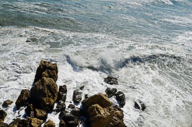 Bir fırtına sırasında dalgalar deniz