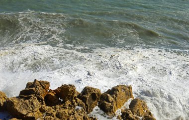 Bir fırtına sırasında dalgalar deniz