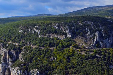 Gourdon yakınlarındaki görkemli dağların manzarası