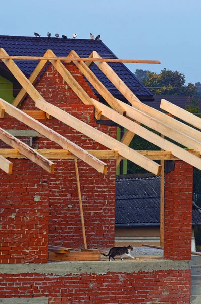 Ein Haus mit Holzdach ist im Bau — Stockfoto