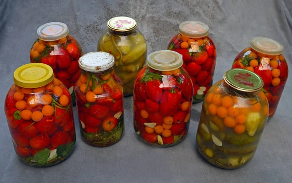 Latas marinadas e sobras de vários vegetais — Fotografia de Stock