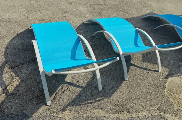 Три порожніх пляжних стільців — стокове фото