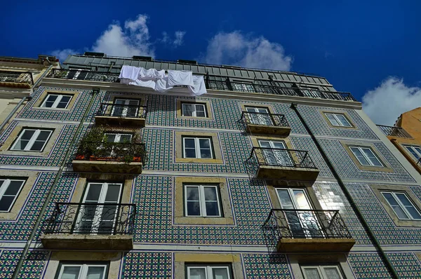 Фасад здания покрыт azulejos — стоковое фото