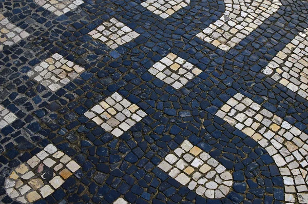 Hagyományos portugál kő mozaik calcade Lisszabonban — Stock Fotó