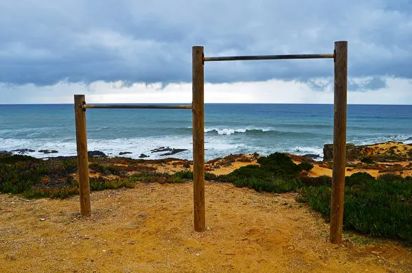 Bar Gymnastique Sur Plage Dans Ciel Sombre Orageux Rota Vicentina — Photo