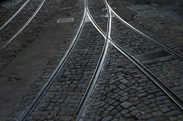 Arnavut kaldırımlı bir yolda tramvay rayları ve kapakları — Stok fotoğraf