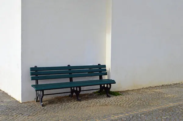 Isolerade träbänk — Stockfoto