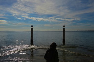 İskele Colunas tarihi Ticaret Meydanı'nda yer almaktadır