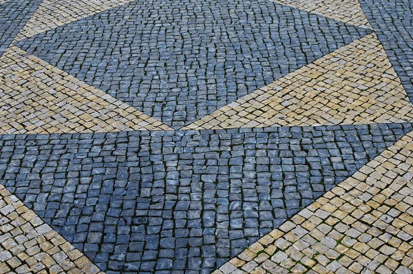 Calcada tradicional de mosaico de piedra portuguesa en Lisboa — Foto de Stock