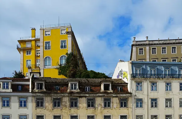 Старые и новые дома на муниципальной площади в Лисбоне, Португалия — стоковое фото