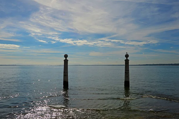 İskele Colunas tarihi Ticaret Meydanı'nda yer almaktadır