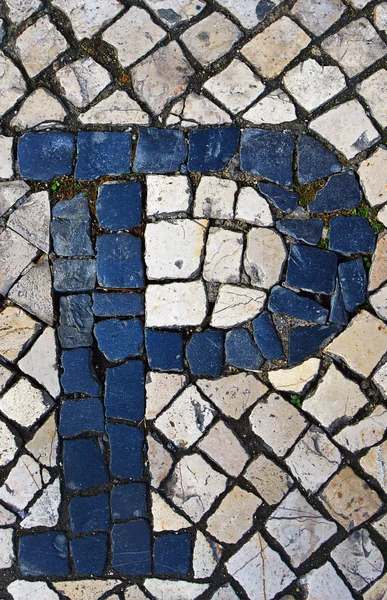 Португальский тротуар калькады в виде буквы P, Лисб — стоковое фото