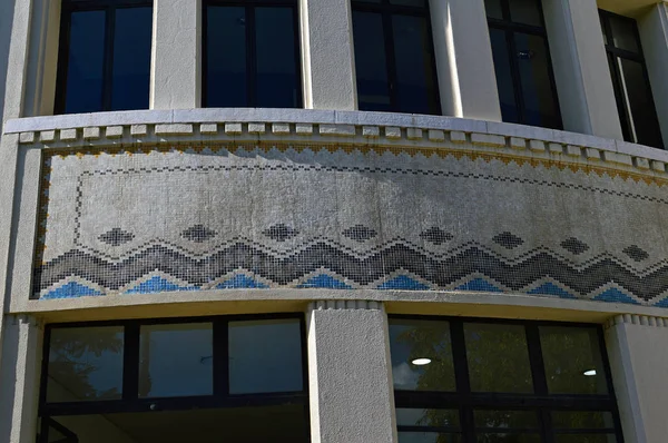 Фрагмент фасада дома, украшенный цветной керамикой — стоковое фото
