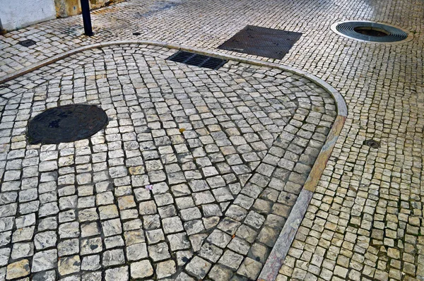 Rejilla redonda para proteger las raíces del árbol y la plaza y el rou — Foto de Stock