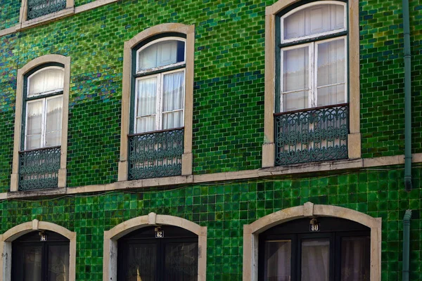 Дом покрыт зеленым azulejo — стоковое фото