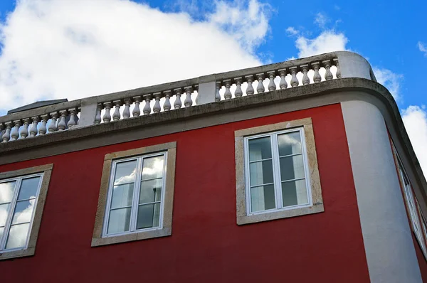 Угловой дом на углу улицы в Лиссабоне, Португалия — стоковое фото