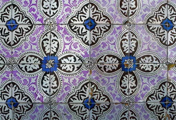 Традиционные фарфоровой керамической плитки azulejo на фасаде — стоковое фото