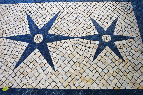 Calcada tradicional de mosaico de pedra portuguesa em Lisboa — Fotografia de Stock