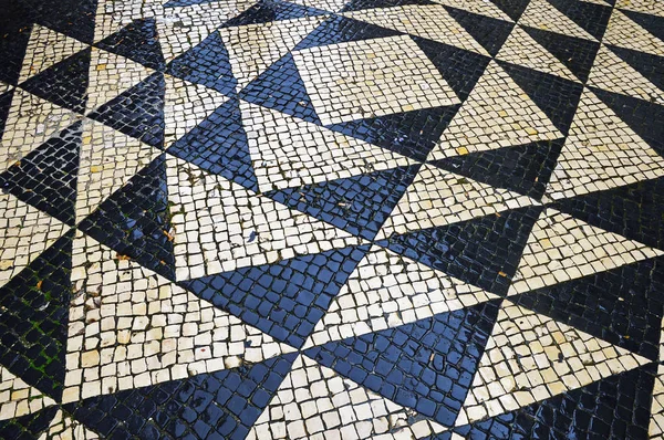 Традиционная португальская мозаичная калькада в дождливый день в Лисбе Лицензионные Стоковые Фото
