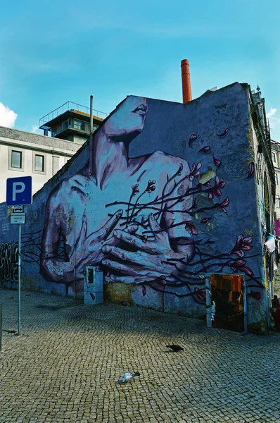 Den sidovägg av byggnaden med graffiti på gatan Traves — Stockfoto