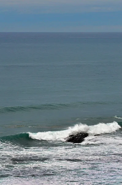 Черная скала на атлантическом побережье — стоковое фото