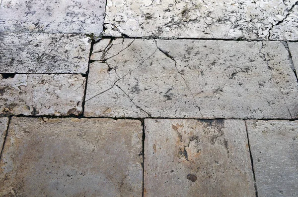 De vloer van de werf is aangelegd met een rechthoekige steen — Stockfoto