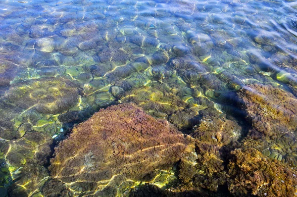 Кристально чистая вода на побережье Антиба — стоковое фото