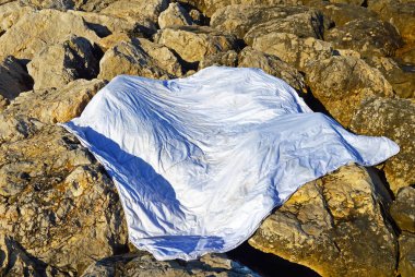 Beyaz çarşaf taşları kurutur.