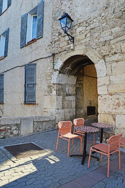 Tafels en stoelen van een straat café in het oude gedeelte van de stad — Stockfoto