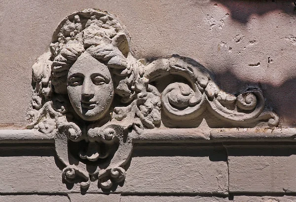 Mascaron sur la façade d'une ancienne maison — Photo