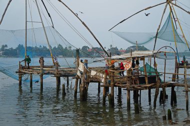 Kochi, Kerala, Hindistan 'da balıkçı iskelesi. 31 Aralık 2019. Editör fotoğrafı                         