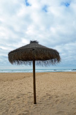 Portekiz 'in Atlantik kıyısındaki Aldatmaca' da kumsalda güneş kremi