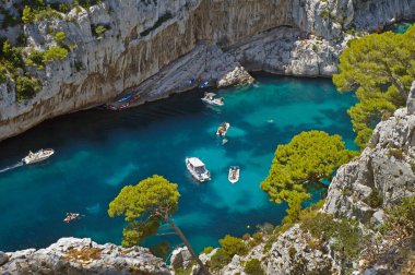 Fransa 'nın Bouches-du-Rhone bölgesindeki Calanques Ulusal Parkı' nda su tatili. 25 Temmuz 2020. Editör fotoğrafı                               