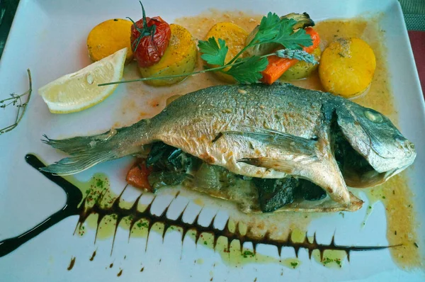 Πιάτο Ψάρι Dorada Sparus Aurata Διάφορα Λαχανικά Επιλεκτική Εστίαση Πυροβολισμός — Φωτογραφία Αρχείου