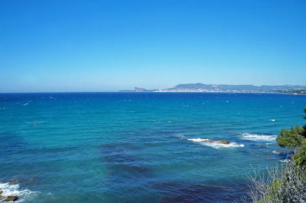 从Saint Cyr Sur Mer市对面海湾的La Ciotat Eagle Cape和Green岛的景观 — 图库照片