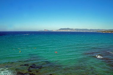 Saint-Cyr-sur-Mer körfezinin karşısındaki La Ciotat, Eagle Cape ve Green Island şehri manzaralı.                               