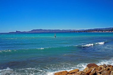Saint-Cyr-sur-Mer körfezinin karşısındaki La Ciotat, Eagle Cape ve Green Island şehri manzaralı. Fransa. 24 Temmuz 2020. Editör fotoğrafı                                 
