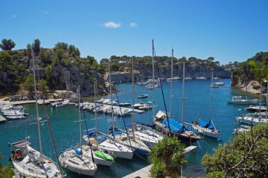 Fransa 'nın Bouches-du-Rhone bölgesindeki Calanque de Port Miou' da demirli tekne ve yatlar. 25 Temmuz 2020 Editör fotoğrafı                               