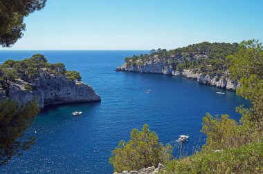 Fransa 'nın Bouches-du-Rhone bölgesindeki Calanques Ulusal Parkı' nda su tatili                               