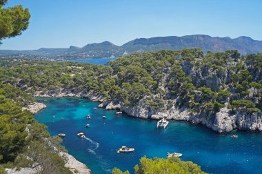 Fransa 'nın Bouches-du-Rhone bölgesindeki Calanques Ulusal Parkı' nda su tatili                               