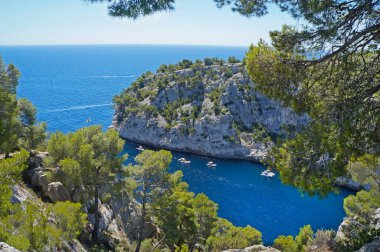 Fransa 'nın Bouches-du-Rhone bölgesindeki Calanques Ulusal Parkı' nda su tatili                               