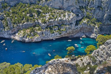 Fransa 'nın Bouches-du-Rhone bölgesindeki Calanques Ulusal Parkı' nda su tatili                               