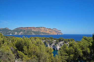 Fransa 'nın Bouches-du-Rhone bölgesindeki Calanc Ulusal Parkı' nda Marsilya ve Cassis kıyıları                         