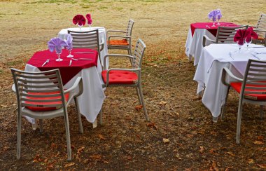 Restoranda sandalyeli dört masa.