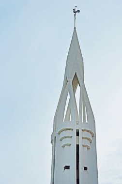 Nice 'teki Sainte Jeanne d' Arc kilisesinin rüzgar gülü çan kulesi.