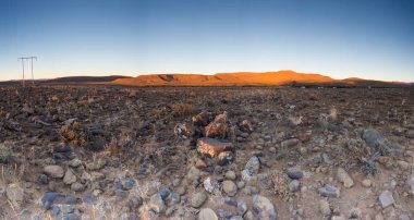 Tankwa Karoo Çölü gökyüzünde dramatik thunderclouds ile panoramik manzarası