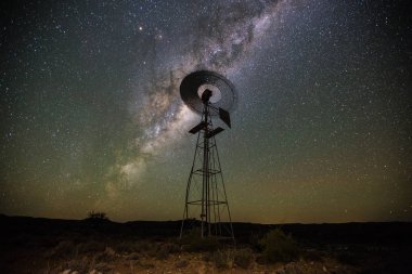 Bir windpump görüntü kadar kapatın / Güney Afrika karoo parlak mavi gökyüzünde karşı /windpomp yel değirmeni 